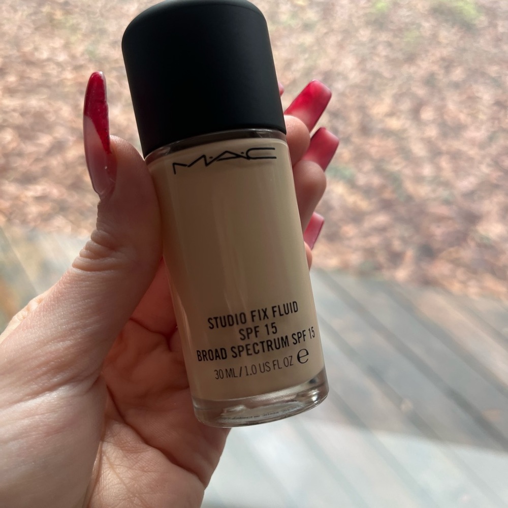 Mac Studio fix fluid foundation (NC10)
